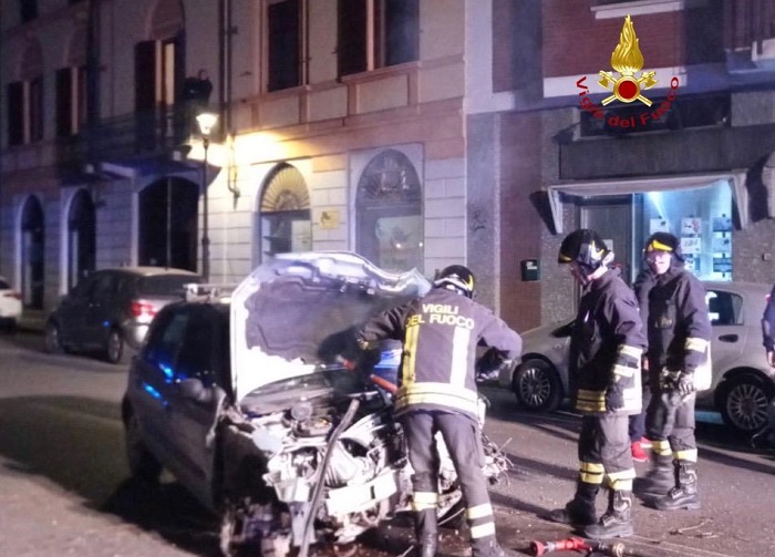 Auto a fuoco dopo aver abbattuto tre piante