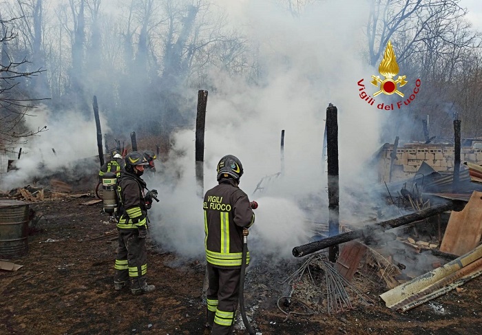 Capanni a fuoco a Gattinara, paura per le bombole di Gpl