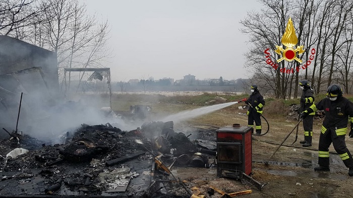 A fuoco due roulotte lungo il Sesia