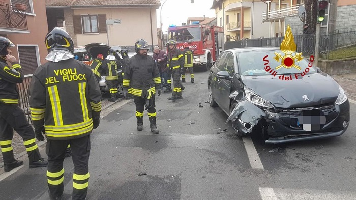 Scontro tra auto in centro a Roasio