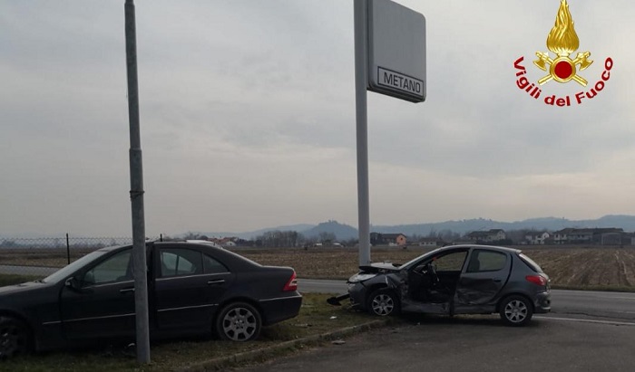 Schianto a Crescentino tra due auto