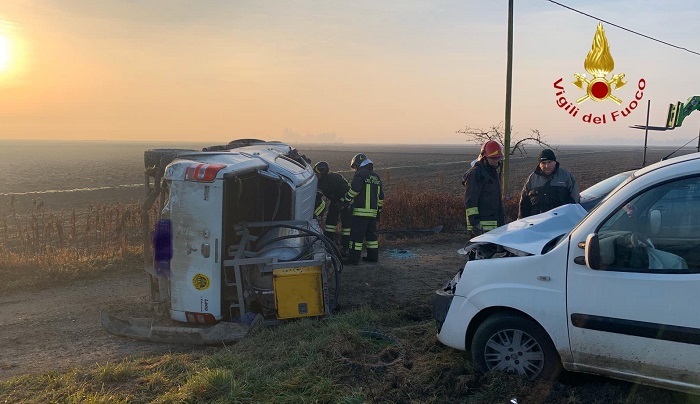 Incidente a Oldenico, auto si ribalta