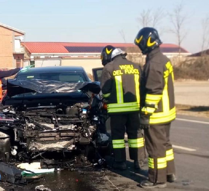 Scontro tra due auto, automobilisti in ospedale