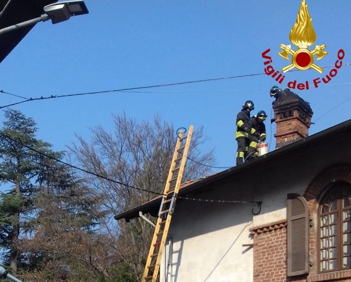 Incendio camino a Gattinara, danni limitati