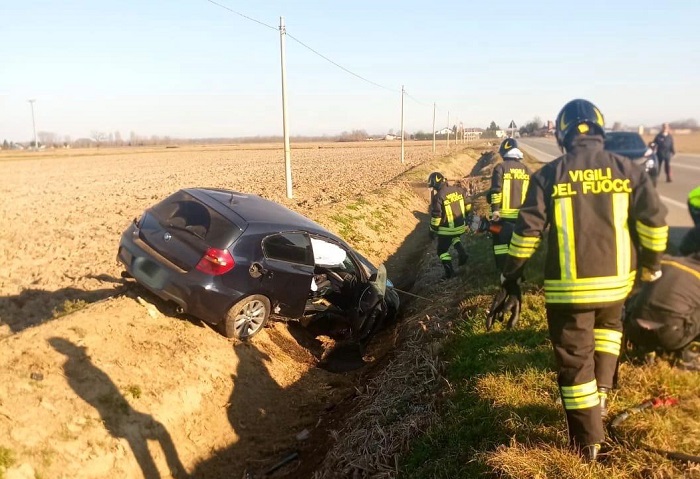 Auto finisce nel canale a Collobiano