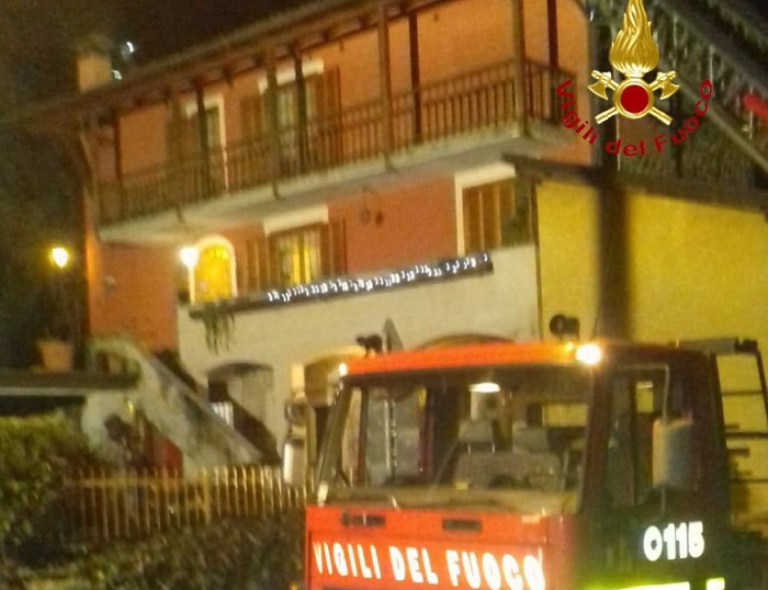 Tetto a fuoco ieri sera a Varallo