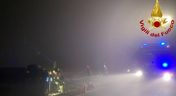 Auto abbatte un palo nella nebbia a Santhià