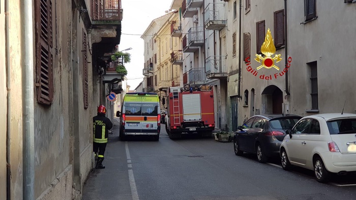 Donna cade in casa a Trino, salvata da 118 e vigili del fuoco