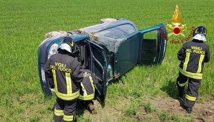 Si ribalta con l'auto e finisce in una risaia