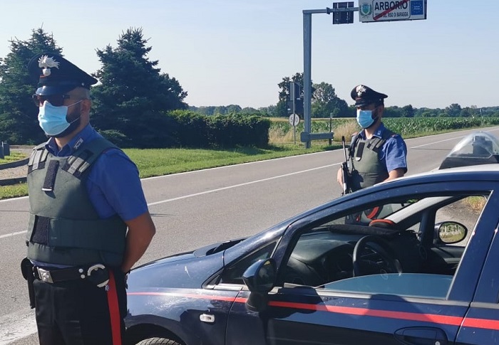 Padre di famiglia in preda all'alcol se la prende con la moglie e i carabinieri