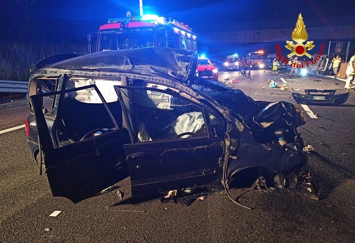 Auto distrutte ieri sera sulla A4 a Carisio