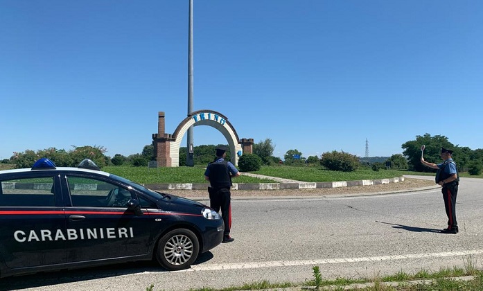 Nordafricano ubriaco se la prende con il barista e i carabinieri 