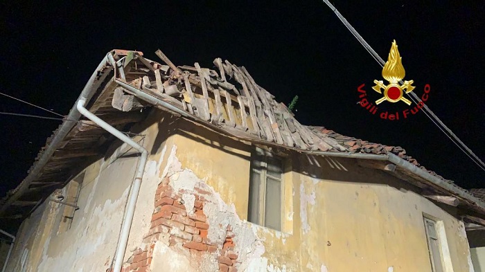 Crolla un tetto, le tegole finiscono sull'auto parcheggiata sotto
