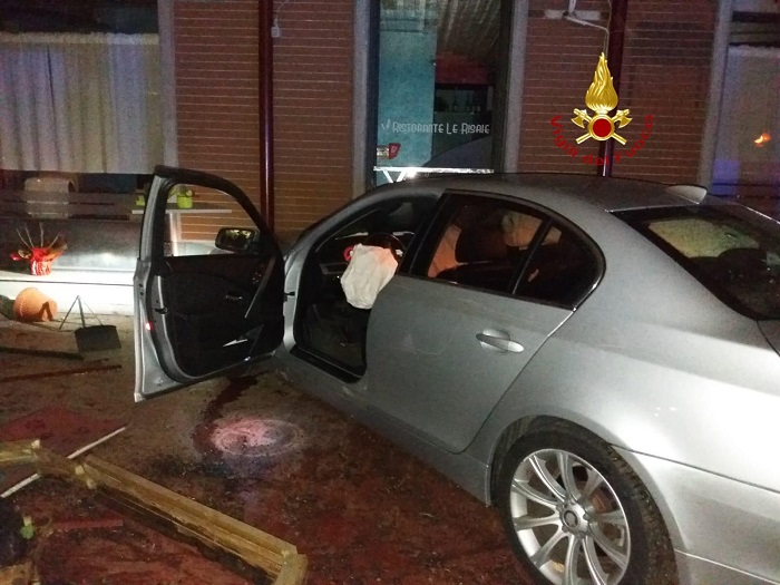 Auto finisce nel dehor dopo l'incidente