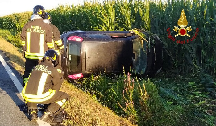Auto si ribalta tra le piantagioni del Vercellese