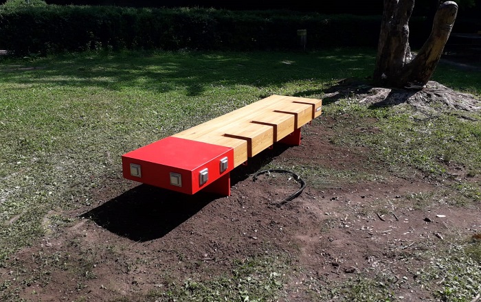 Panchina tecnologica al parco Magni di Borgosesia 