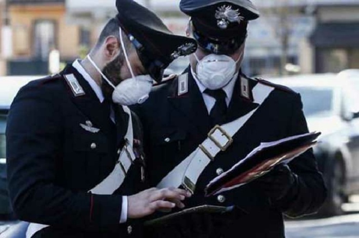 Fermato dai carabinieri, aveva con sè un coltello