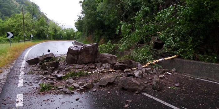 Dopo il masso la strada rimane chiusa a Guardabosone
