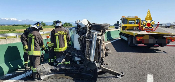 Schianto in autostrada, si ribalta un'auto