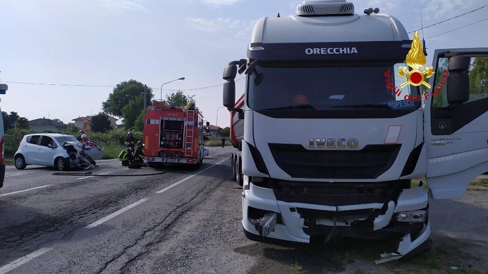 Incidente camion contro auto ad Alice Castello