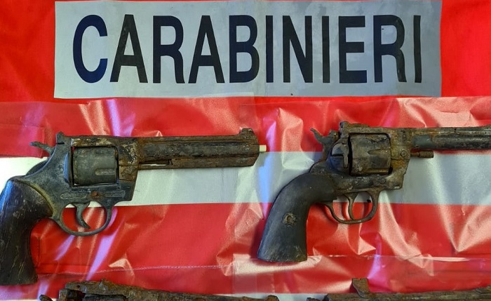 Cinque pistole abbandonate in un canale