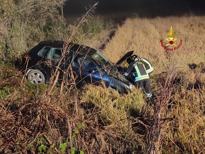 Auto finisce in risaia a Vercelli