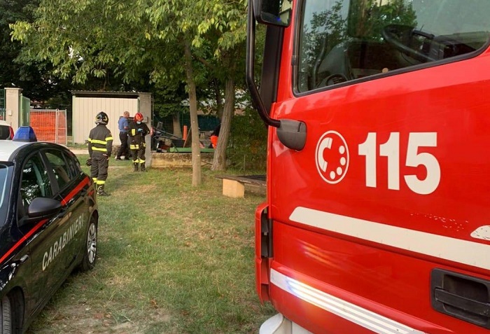 Incidente sul lavoro a Cigliano, si ribalta l'escavatore
