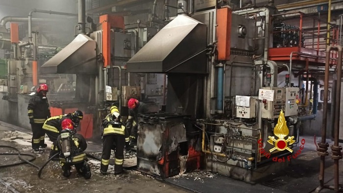Incendio in fabbrica, intervengono i vigili del fuoco