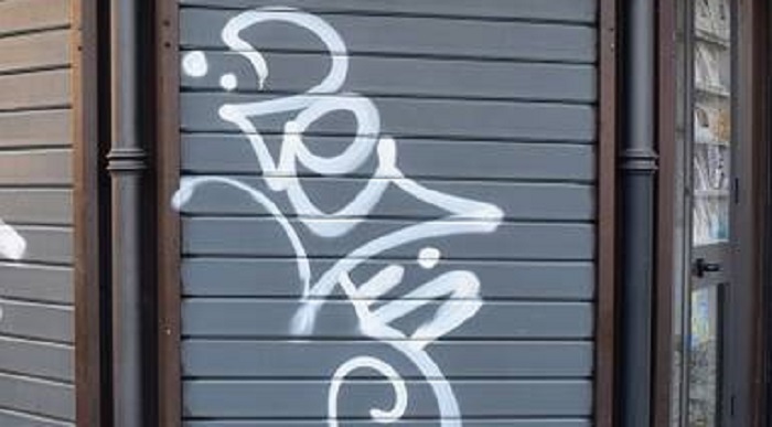 Writers in azione a Vercelli, imbrattato il muro della procura