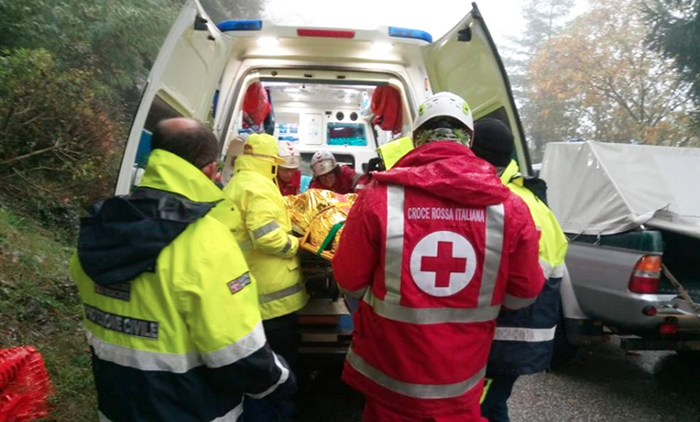Incastrato tra le lamiere dopo l'incidente a Moncrivello