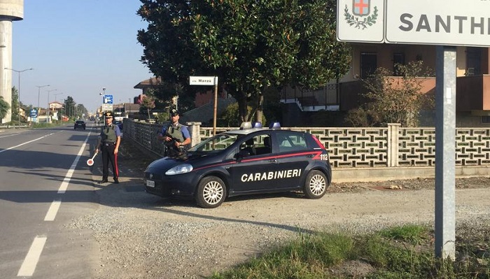 Si vendica del carabinieri facendo pipì contro la caserma