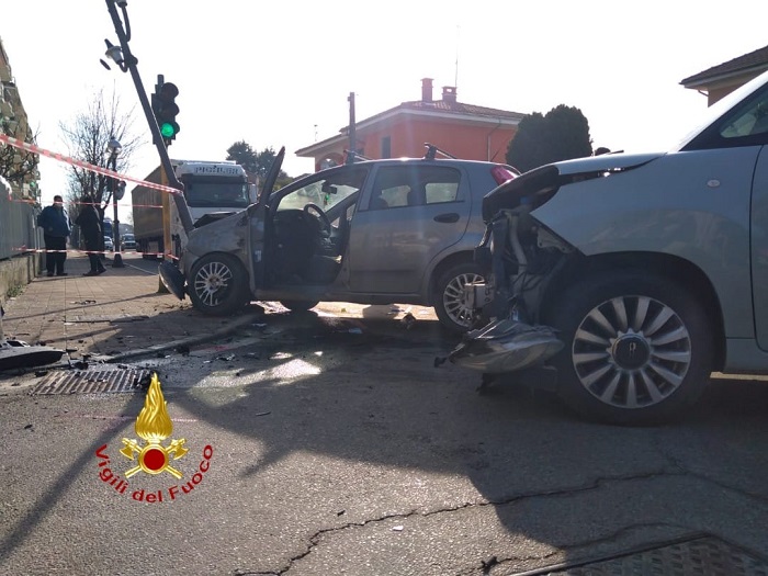 Incidente al semaforo: in tre finiscono in ospedale