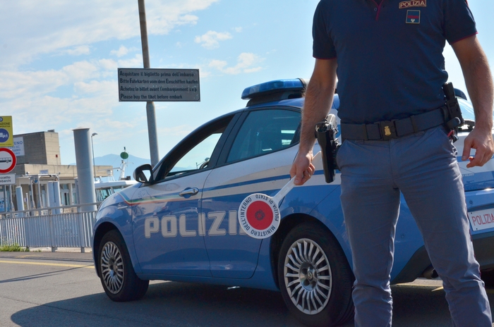 Si aggirava tra i condomini con fare sospetto, arriva la polizia