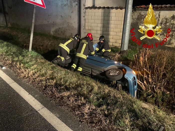 Fiat 600 finisce nel fossato a Livorno Ferraris