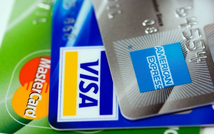 Prenota la vacanza con la carta di credito della ex fidanzata