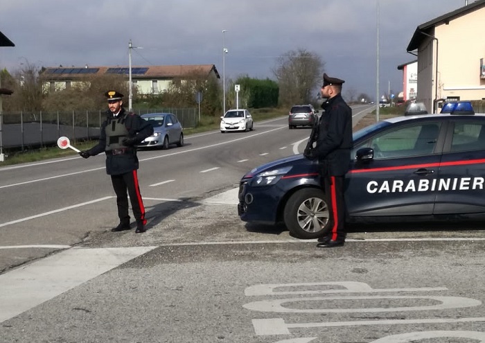 Imbrattano i vagoni alla stazione di Santhià