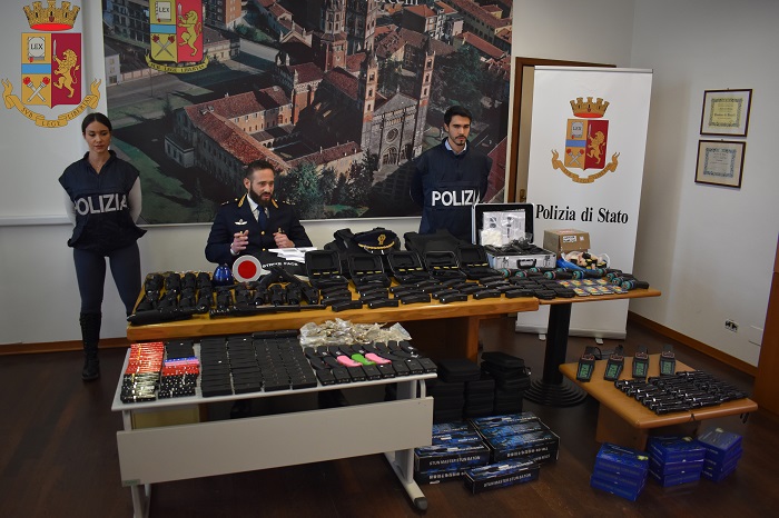 A Vercelli la polizia sequestra 230 taser e altre armi