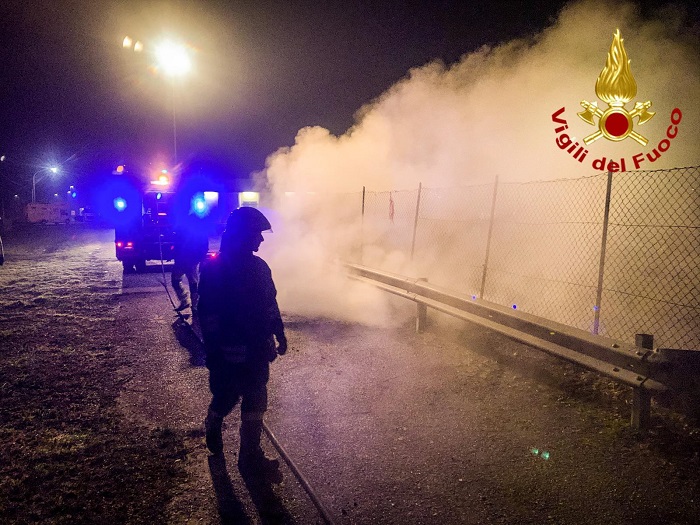 A fuoco cassonetti dei rifiuti lungo la A4