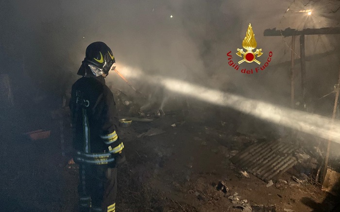 Pollaio completamente distrutto dalle fiamme