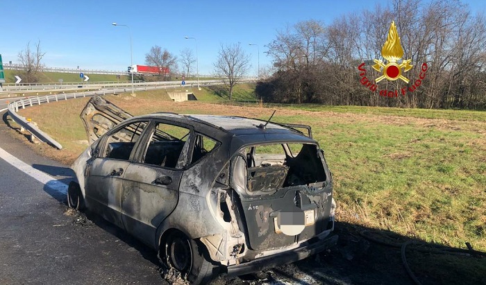 Auto distrutta dalle fiamme sulla bretella A4-A26