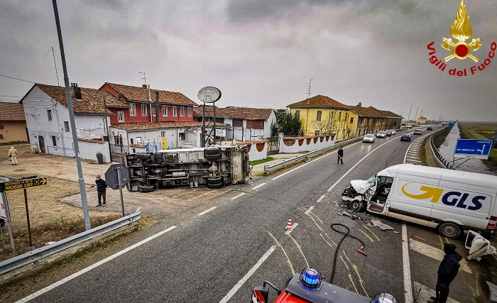 Camion si scontra e poi si ribalta tra Vercellie e Santhià