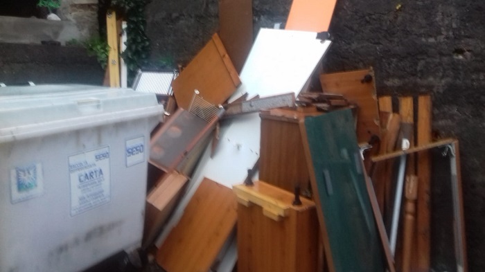 Abbandona i rifiuti ingombranti a Borgosesia, lo segnala il vicino di casa