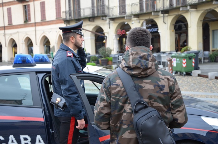 In giro per Vercelli con il tirapugni in tasca