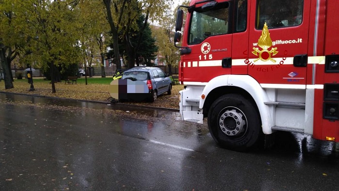 Ragazza esce di strada con l'auto in centro a Vercelli