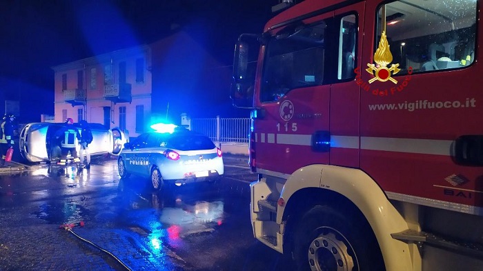 Incidente a Vercelli, tre feriti rimasti incastrati nell'auto