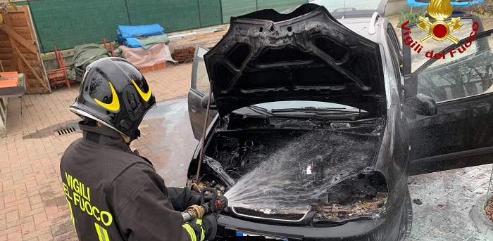 Auto a Gpl a fuoco a Tronzano Vercellese