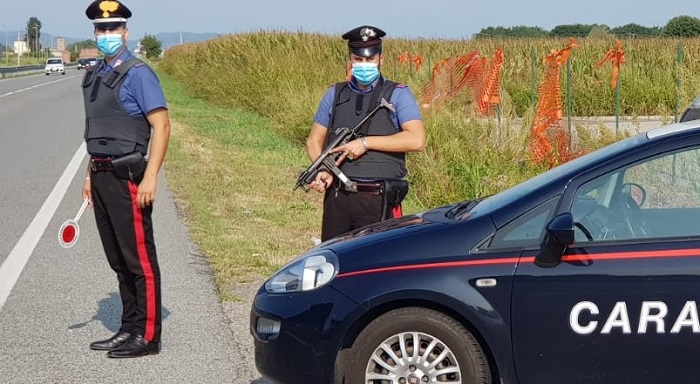 I carabinieri fermano lo spacciatore pendolare