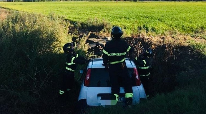 Il postino finisce nel canale. Recuperato dall'autogru dei vigili del fuoco