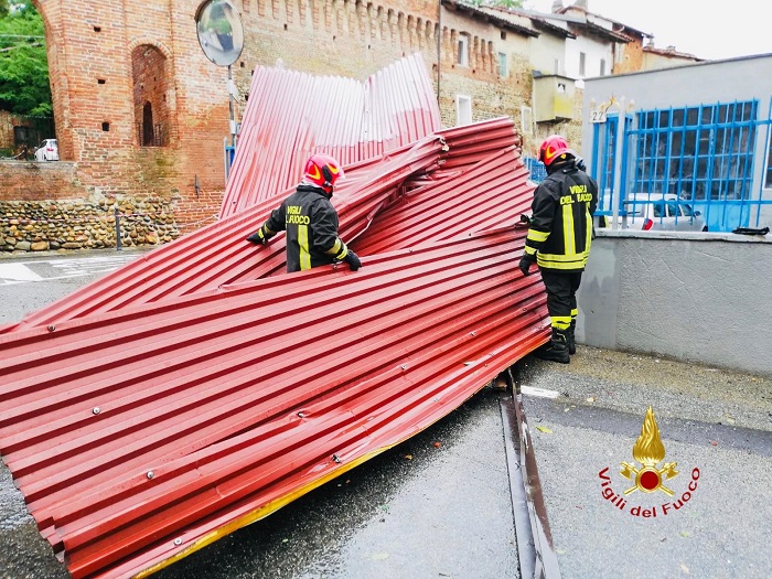 Tettoia divelta dal vento a Carisio