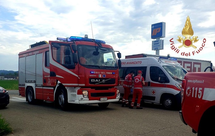 Con l'auto finisce contro il muro a Crescentino
